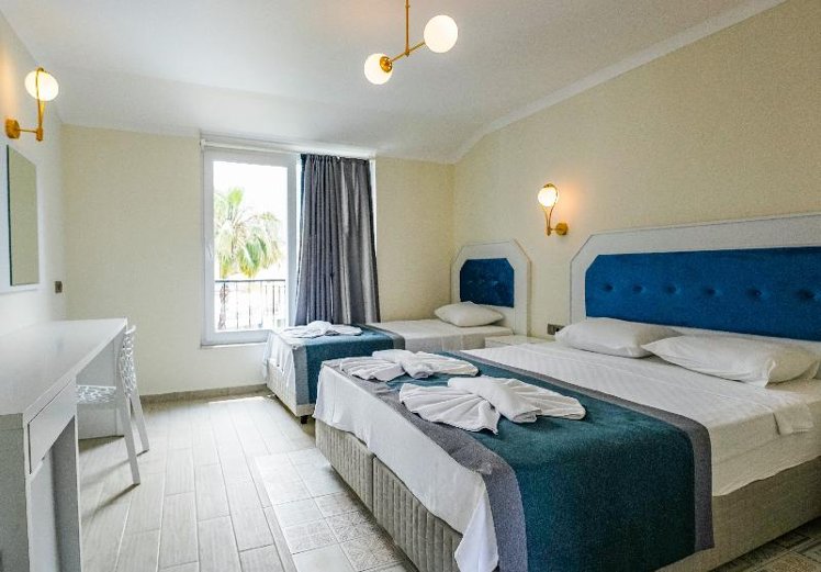TRIPLE POOL VIEW Room