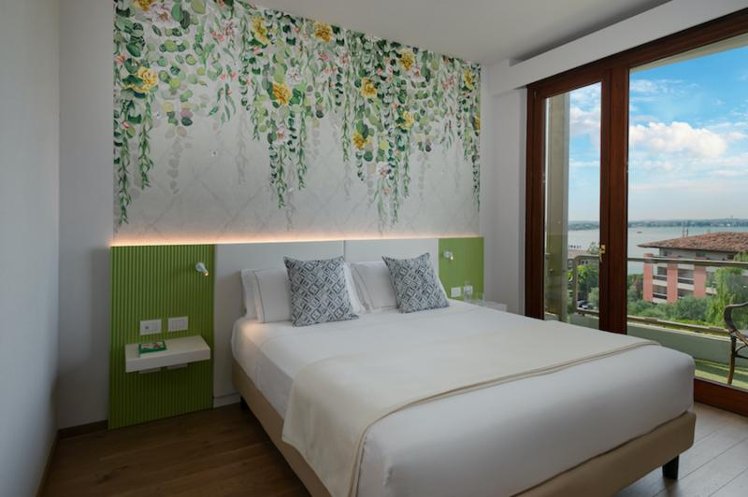 JUNIOR SUITE LAKE VIEW Room