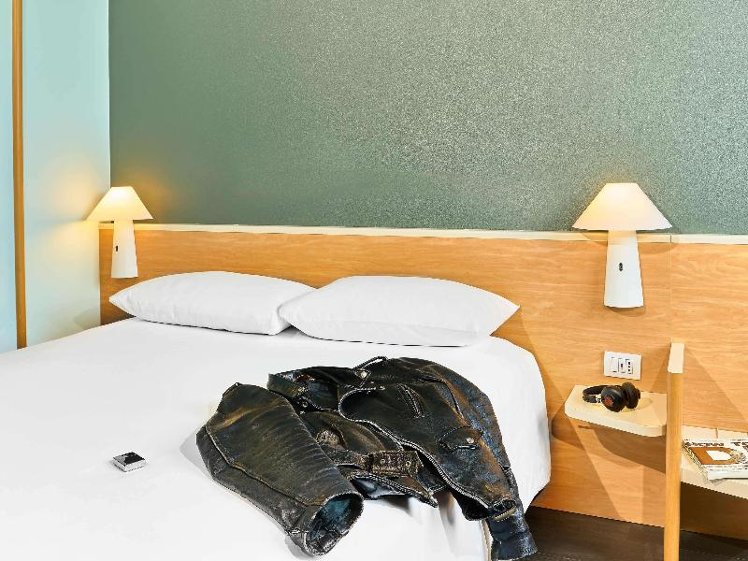 DOUBLE WITH DOUBLE BED Room