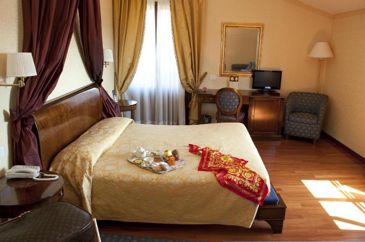 QUADRUPLE DELUXE Room