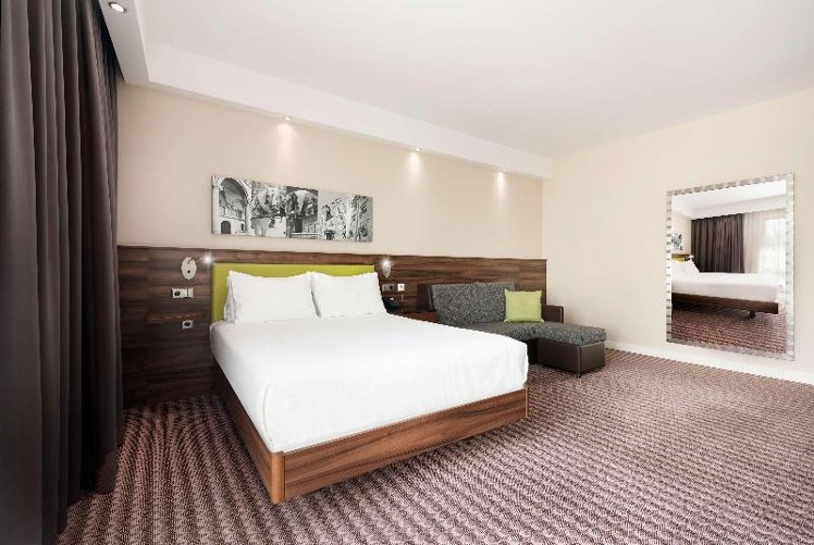 DOUBLE QUEEN SIZE BED Room