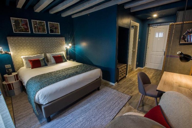 DOUBLE QUEEN SIZE BED Room