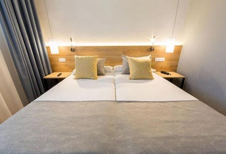 DOUBLE QUEEN SIZE BED Room