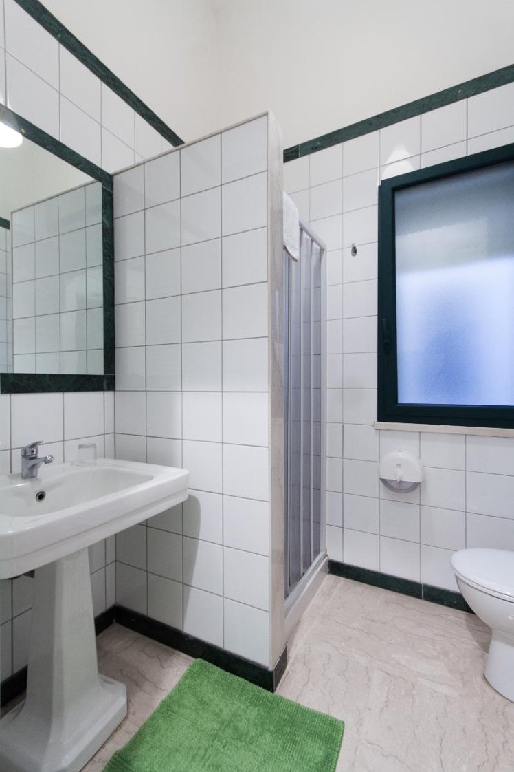 DOUBLE WITH SHARED BATHROOM Room