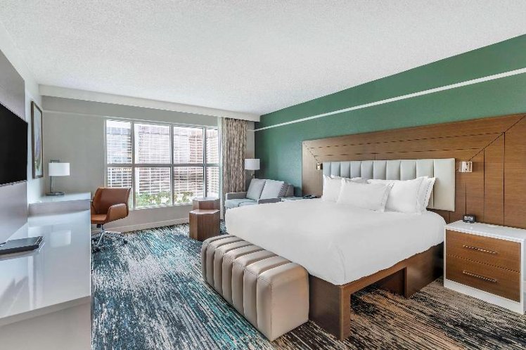 STUDIO KING SIZE BED Room