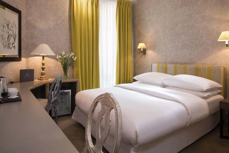 DOUBLE SUPERIOR QUEEN BED Room