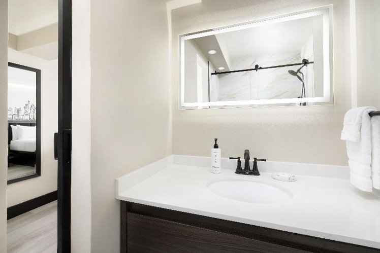 DOUBLE PREMIUM QUEEN BED Room