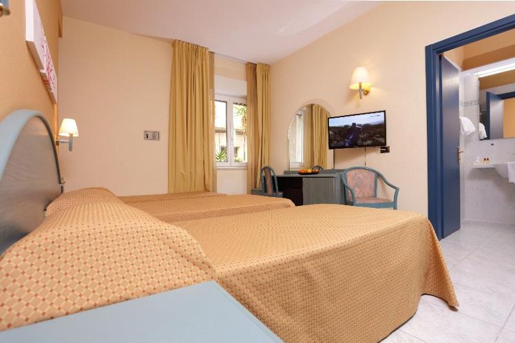 TRIPLE CLASSIC Room
