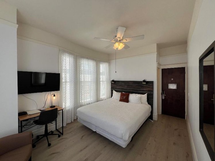 DOUBLE KING SIZE BED Room
