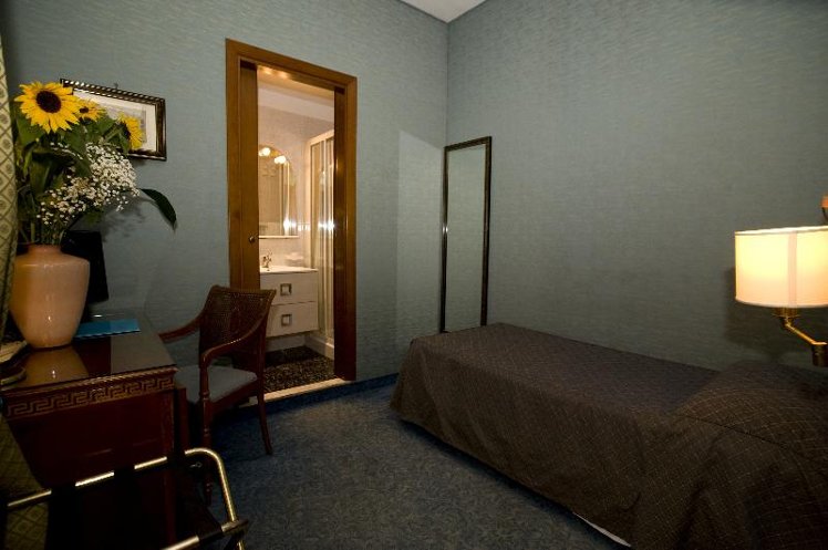 SINGLE STANDARD Room