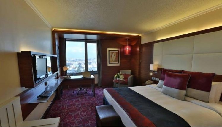 DOUBLE BUSINESS KING BED Room
