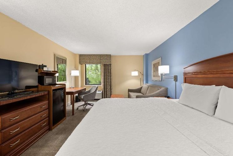 STUDIO KING SIZE BED Room