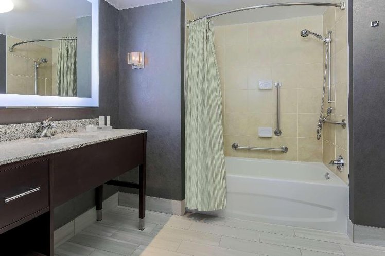 STUDIO KING SIZE BED Room