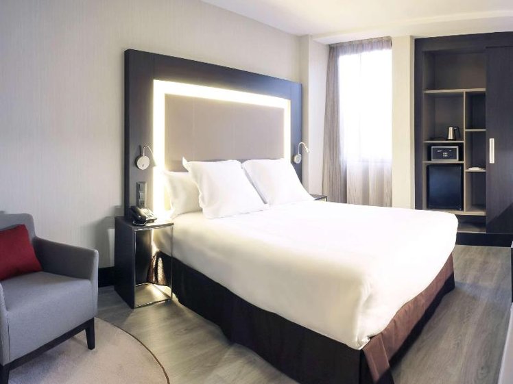 DOUBLE QUEEN SIZE BED Room