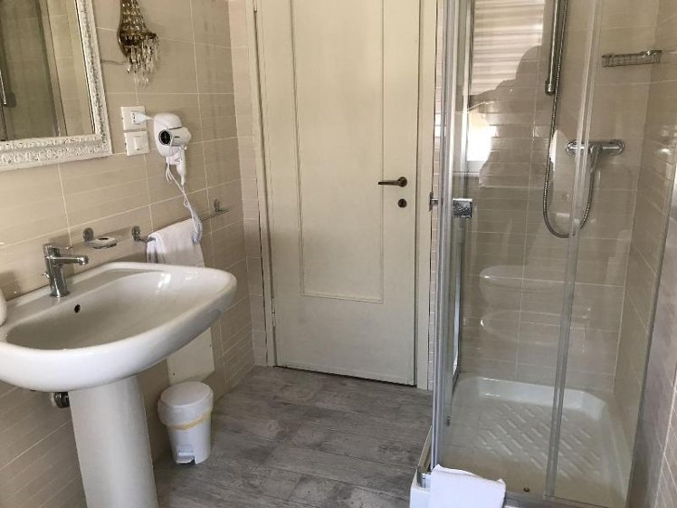 SINGLE STANDARD Room