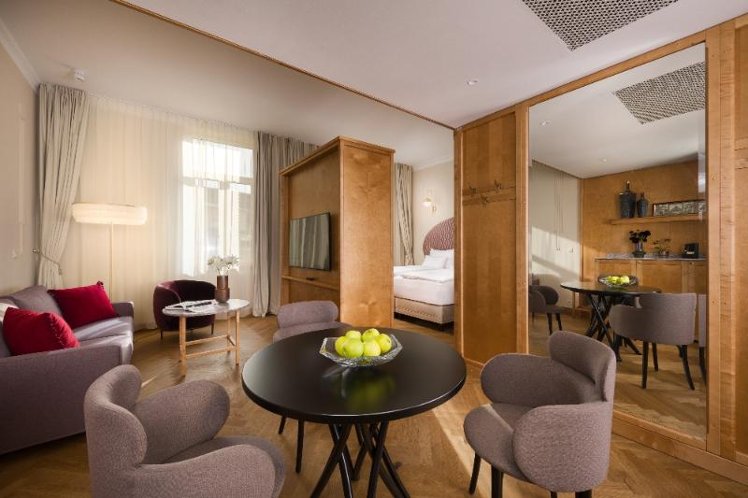 JUNIOR SUITE STANDARD Room
