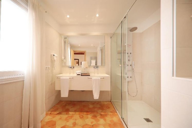 JUNIOR SUITE STANDARD Room
