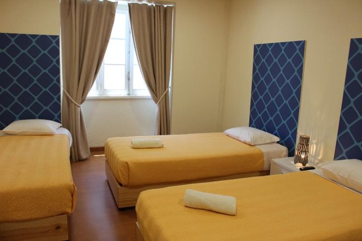 Room CAPACITY 6 WITH SHARED BATHROOM Room