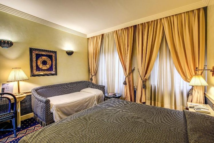 TRIPLE TWO BEDS Room