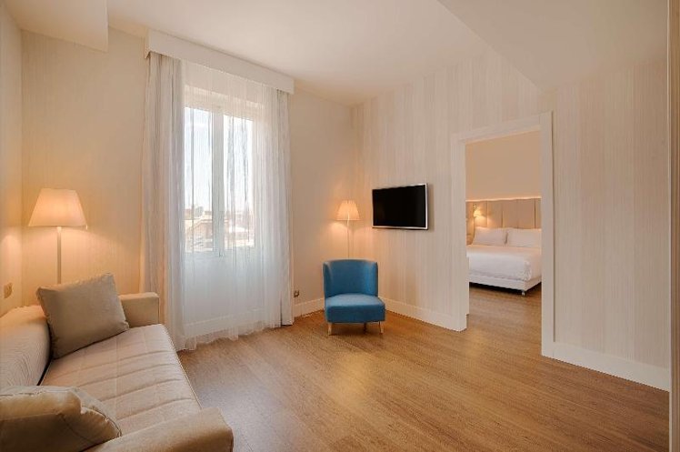 JUNIOR SUITE STANDARD Room