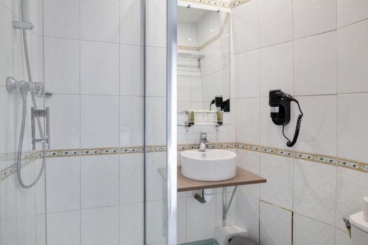 DOUBLE SINGLE USE WITH DOUBLE BED Room