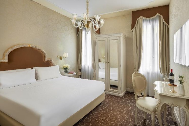 DOUBLE SINGLE USE DELUXE Room
