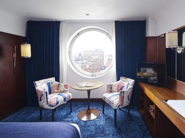 DOUBLE SUPERIOR QUEEN BED Room
