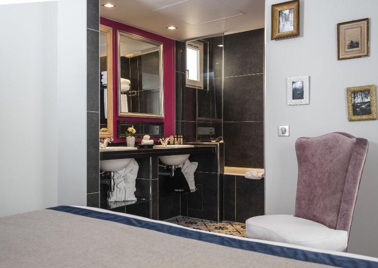 DOUBLE QUEEN SIZE BED Room