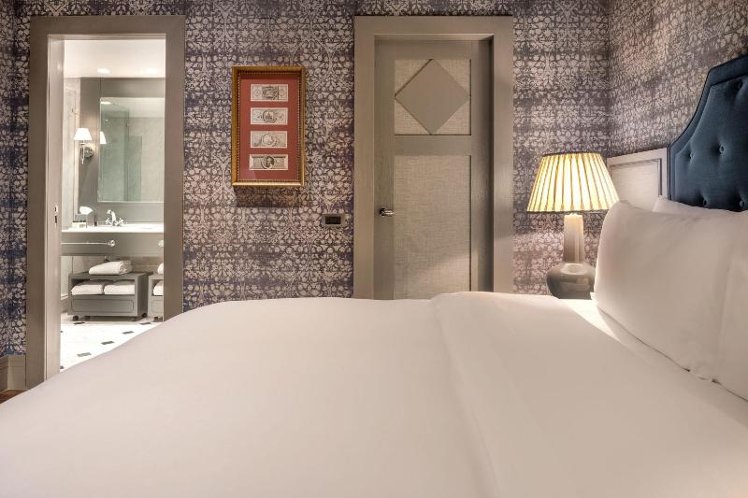 DOUBLE DELUXE KING BED Room
