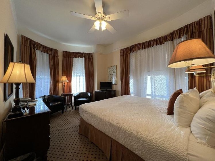 DOUBLE KING SIZE BED Room