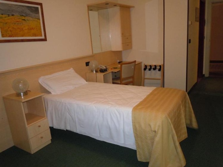 SINGLE STANDARD Room
