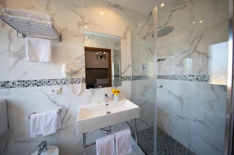 DOUBLE SINGLE USE DELUXE Room