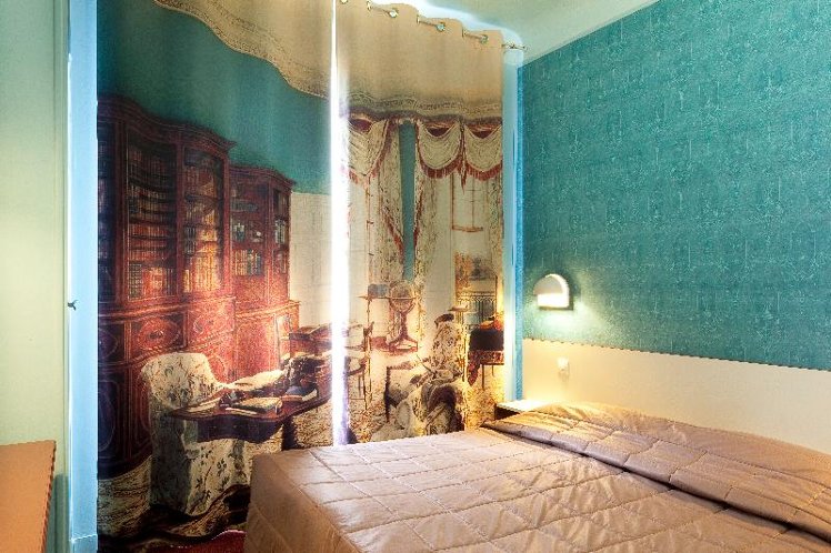 DOUBLE STANDARD Room