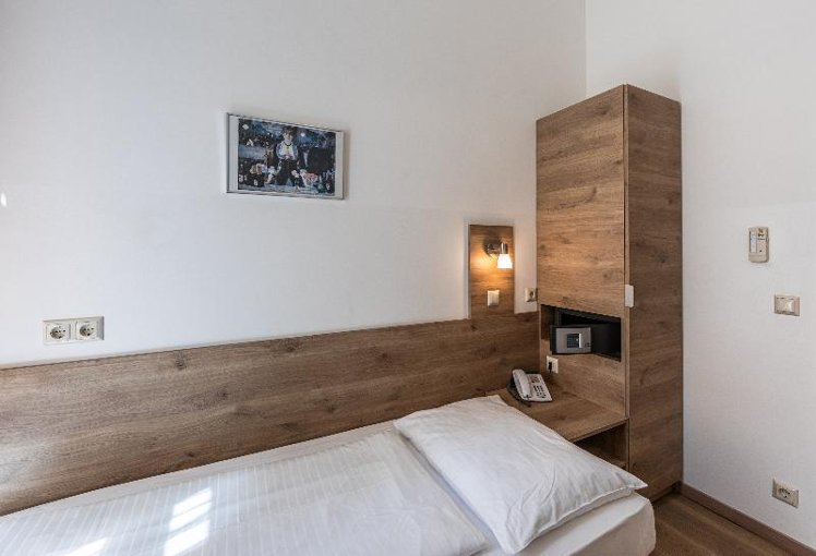 SINGLE STANDARD Room