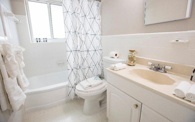 STUDIO QUEEN SIZE BED Room