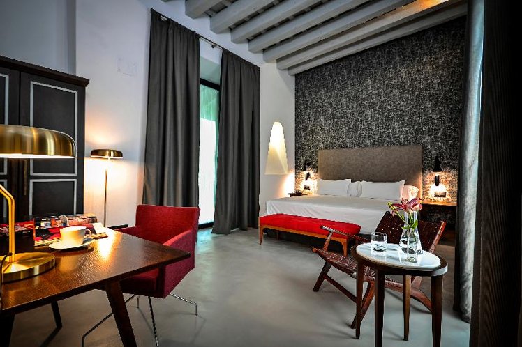 DOUBLE DELUXE ONE BED Room
