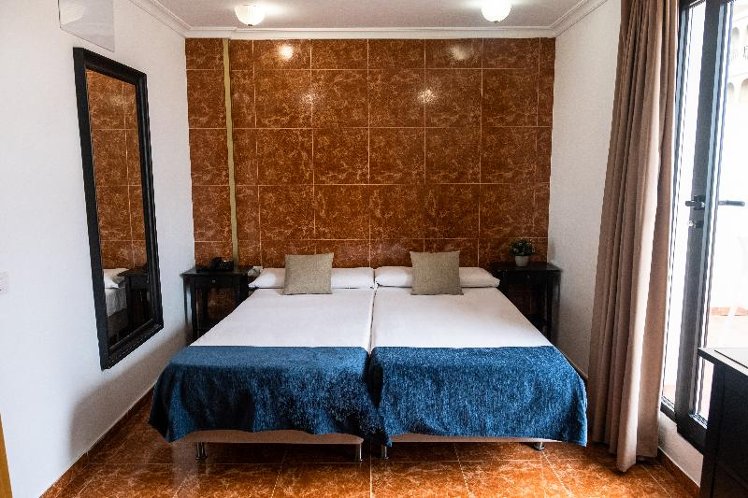 DOUBLE SINGLE USE CAPACITY 1 Room