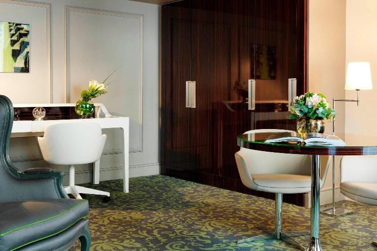 SUITE GARDEN VIEW KING BED Room