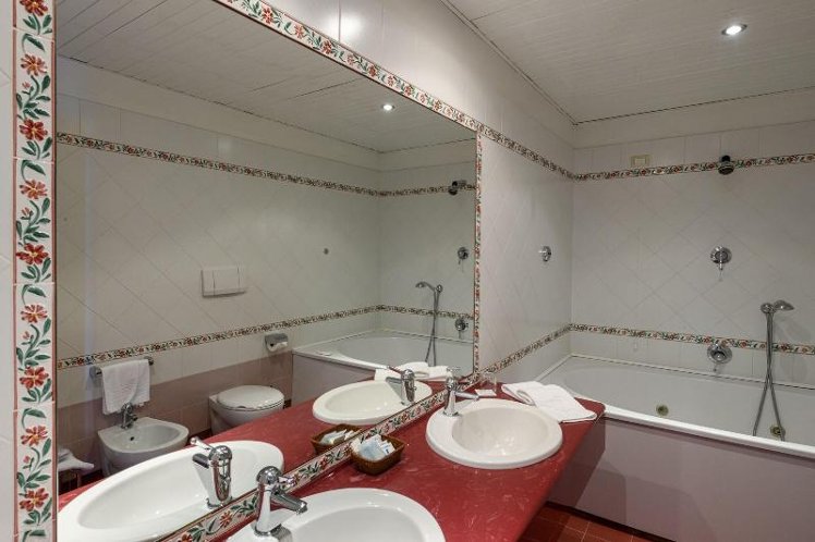 Double or Twin DELUXE Room