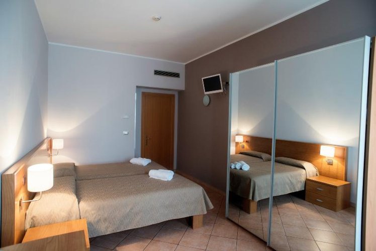 TRIPLE STANDARD Room