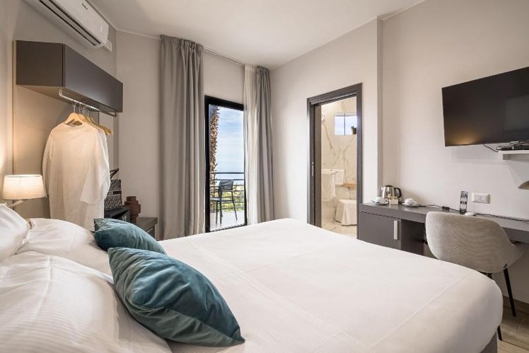 DOUBLE PARTIAL SEA VIEW Room