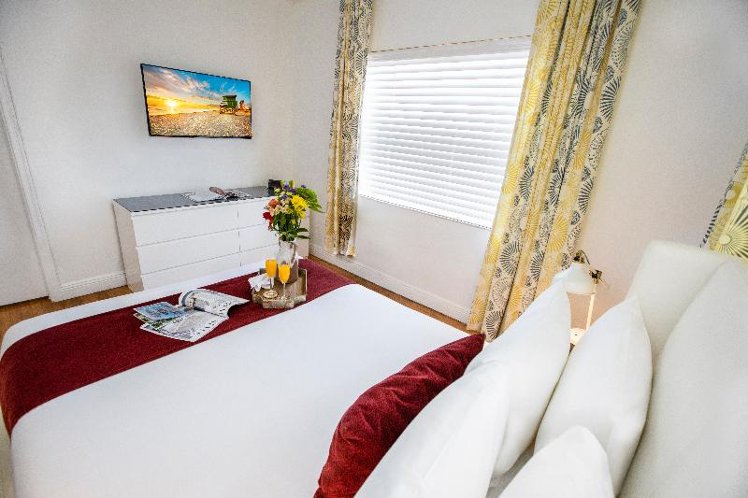 STUDIO QUEEN SIZE BED Room