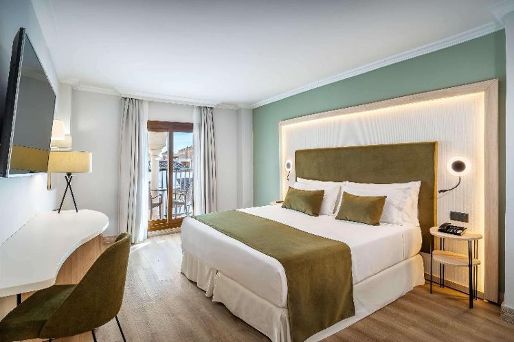 Double or Twin DELUXE POOL VIEW Room