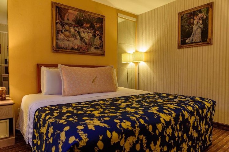DOUBLE KING SIZE BED Room