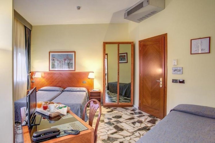 TRIPLE STANDARD Room