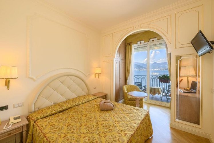 Double or Twin DELUXE LAKE VIEW Room