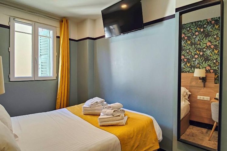 FAMILY ROOM QUEEN SIZE BED Room