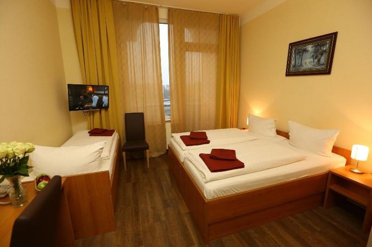 TRIPLE TWO BEDS Room