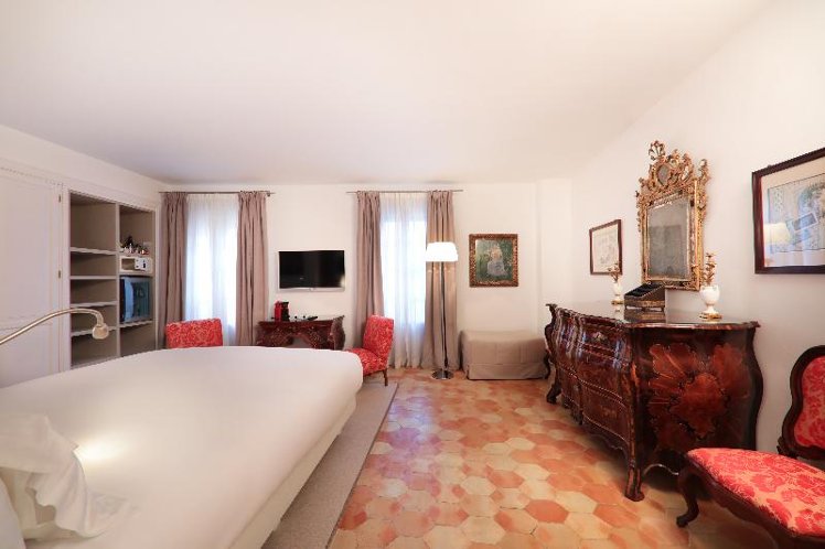Double or Twin DELUXE Room