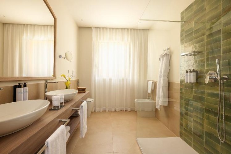 DOUBLE SINGLE USE DELUXE KING BED Room
